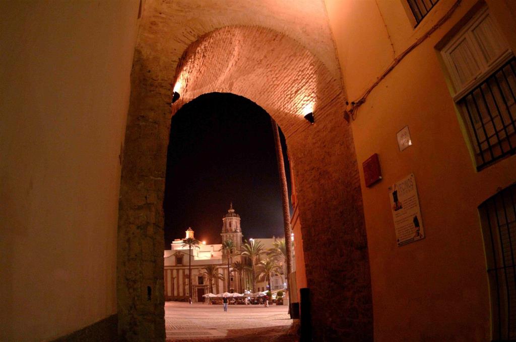 Arco de la Rosa en el barrio El Pópulo de Cádiz
